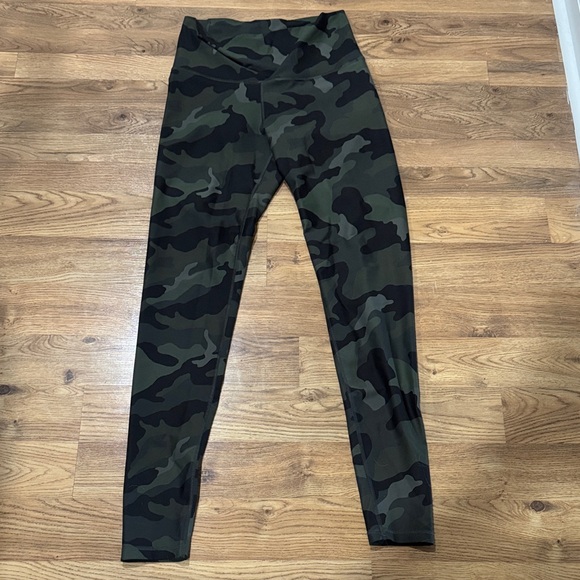 Old Navy Pants - Tall Large Old Navy Active Green and Black Camouflage Leggings